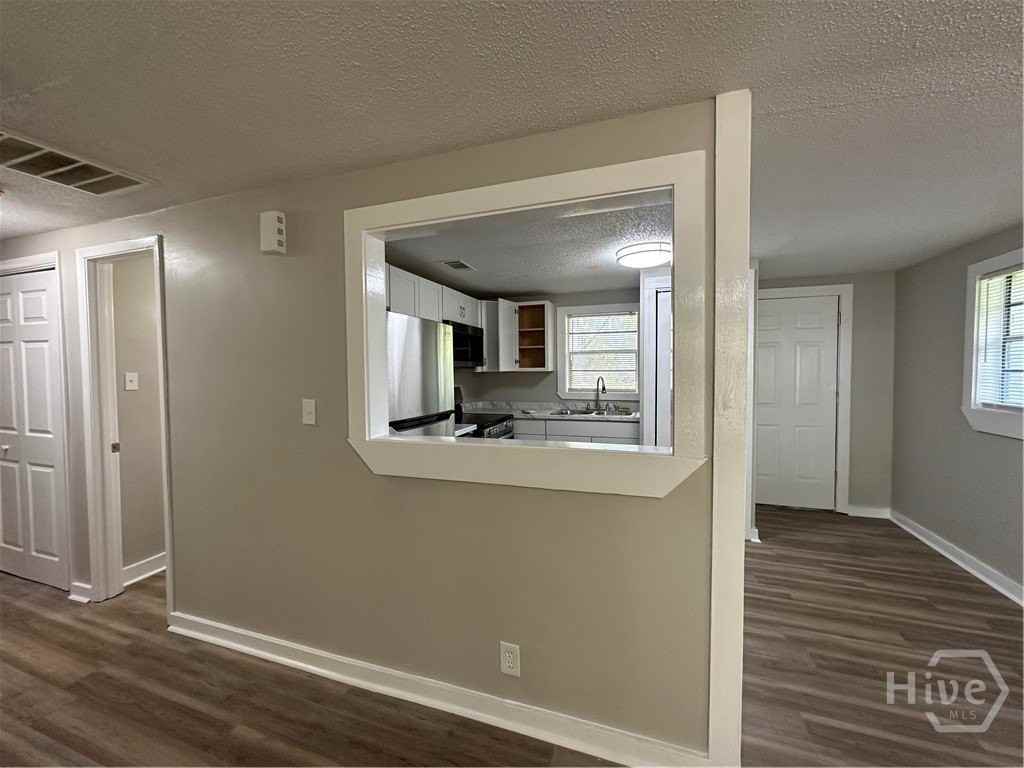 815 E Waldburg St - Photo 6 of 23