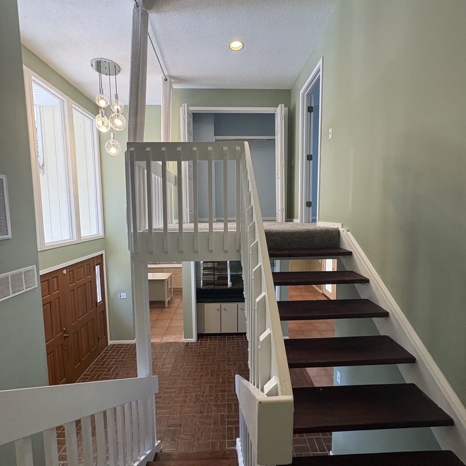 214 Hampton Ave - Photo 4 of 33