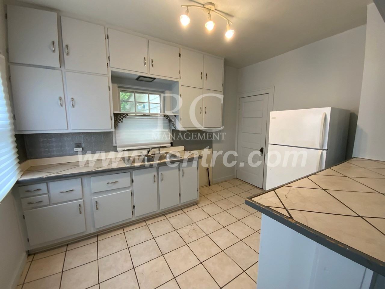 403 Florida St - Photo 2 of 12