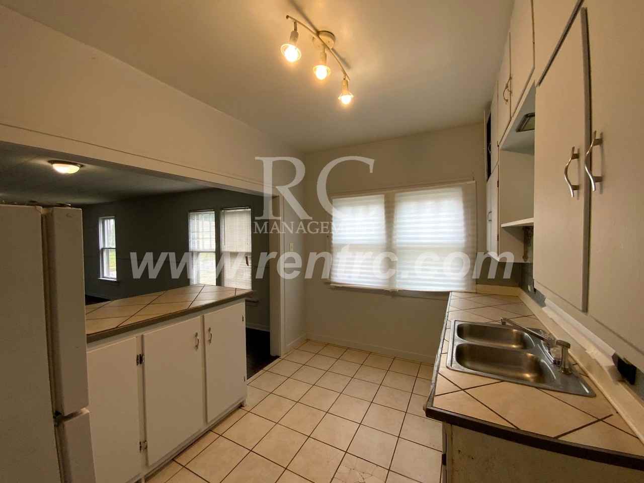 403 Florida St - Photo 3 of 12