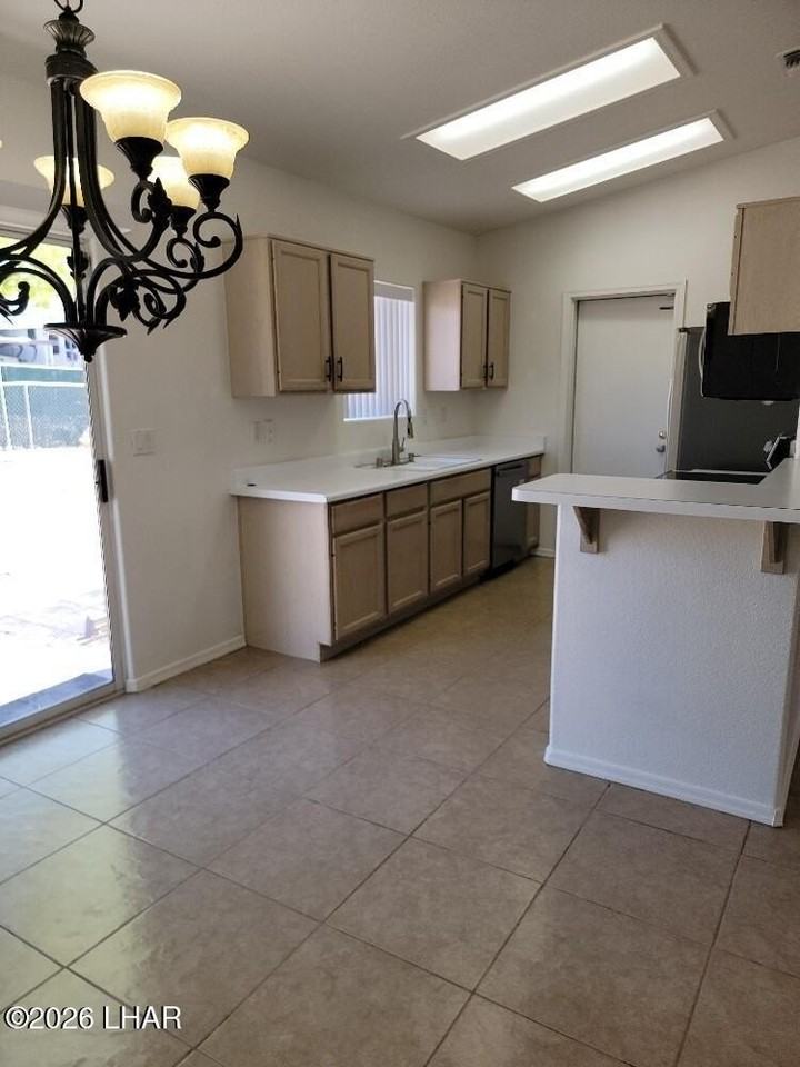 830 Falcon Dr - Photo 5 of 24