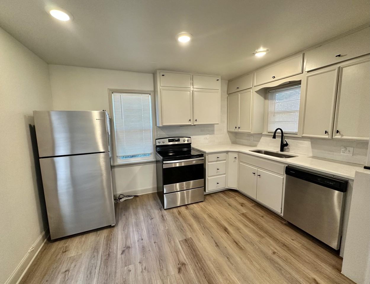 2121 31st St - Photo 4 of 11