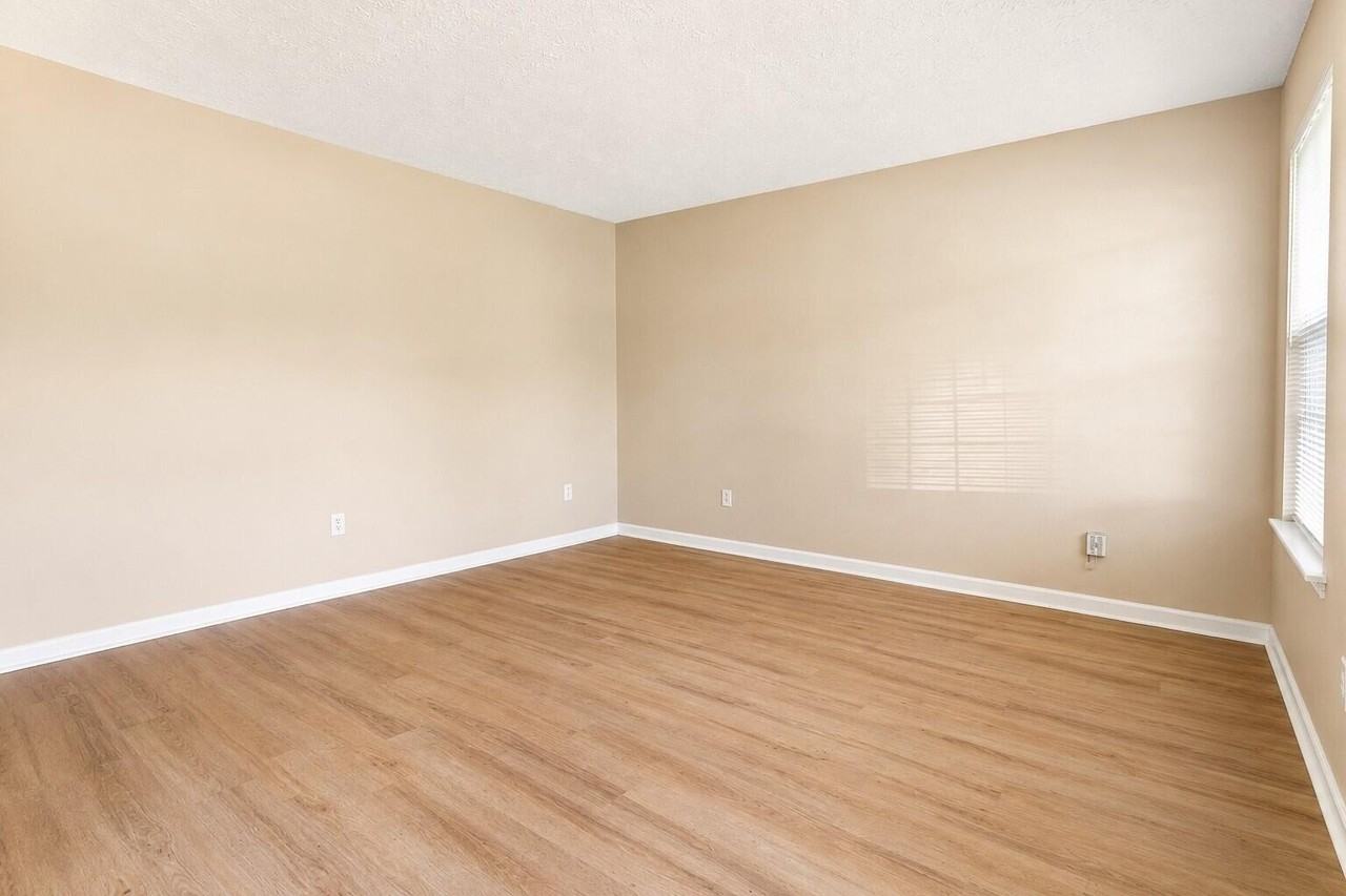163 Williamsburg Ln - Photo 2 of 11