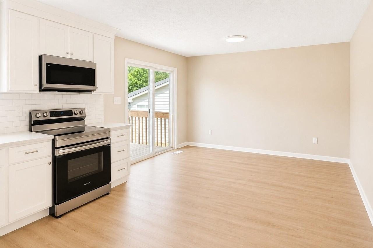 163 Williamsburg Ln - Photo 4 of 11