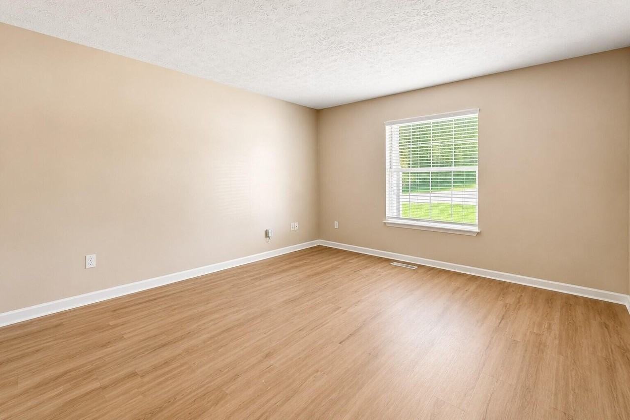 163 Williamsburg Ln - Photo 5 of 11