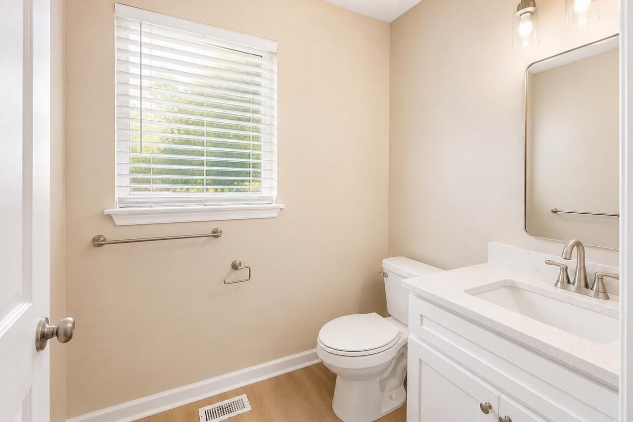 163 Williamsburg Ln - Photo 6 of 11
