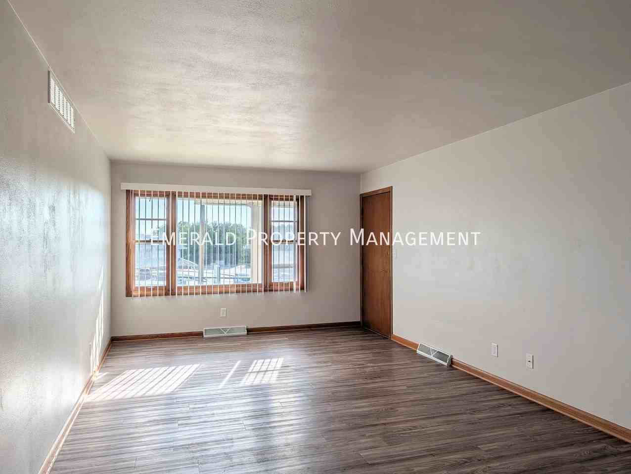 570 N Mulford Rd #4 - Photo 3 of 9