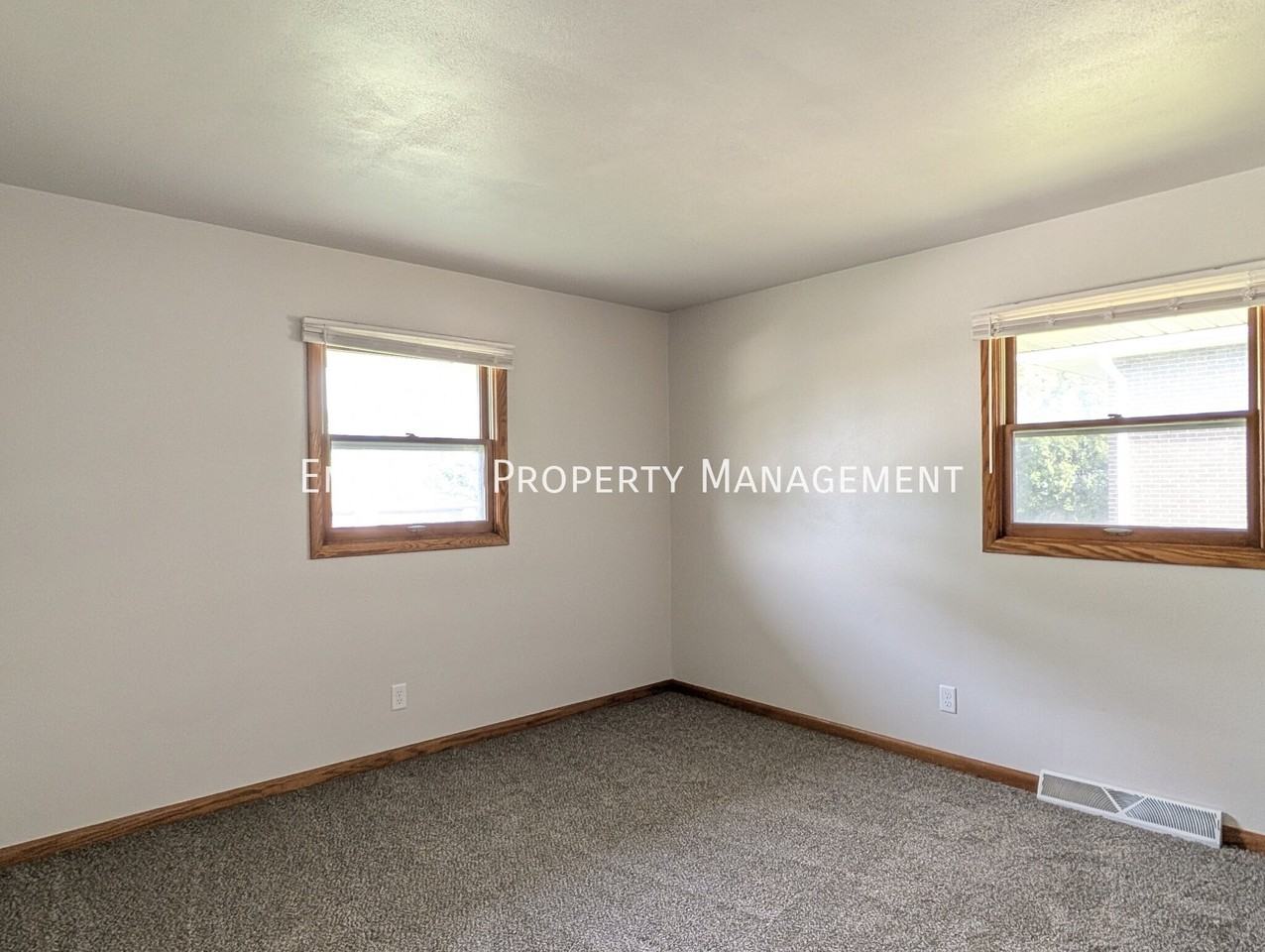 570 N Mulford Rd #4 - Photo 5 of 9