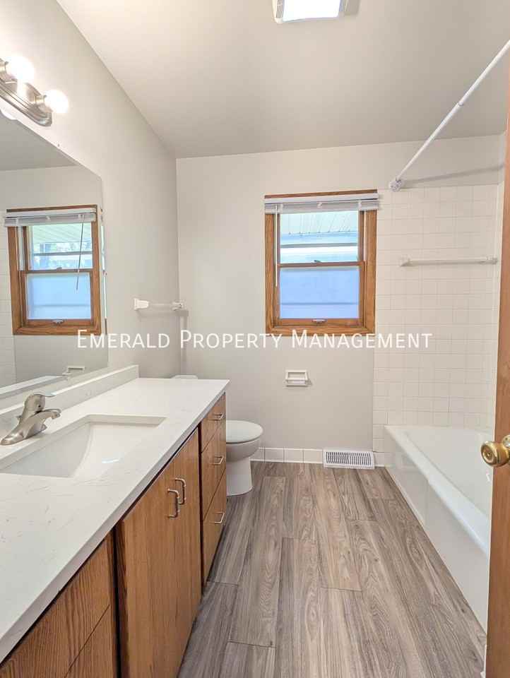 570 N Mulford Rd #4 - Photo 7 of 9