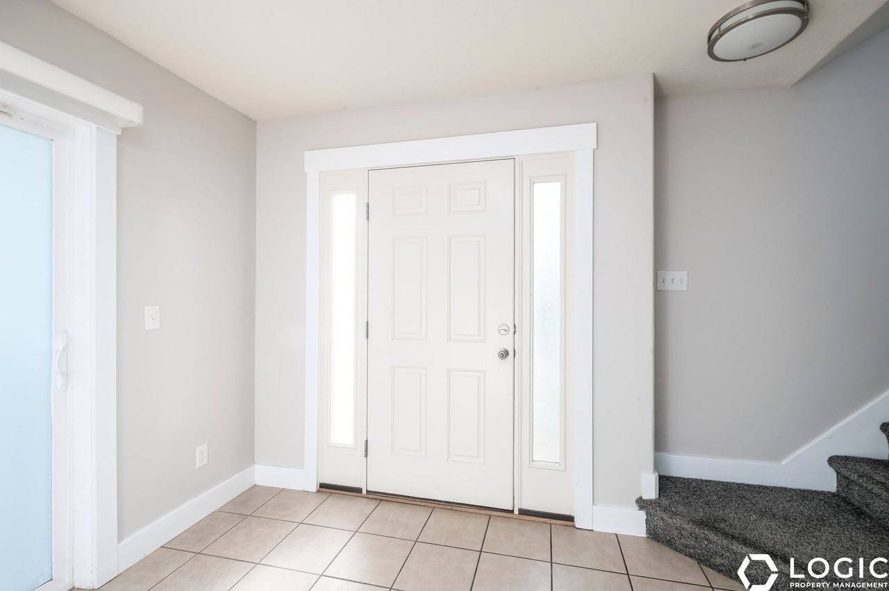 153 W Monifieth Pl - Photo 3 of 20
