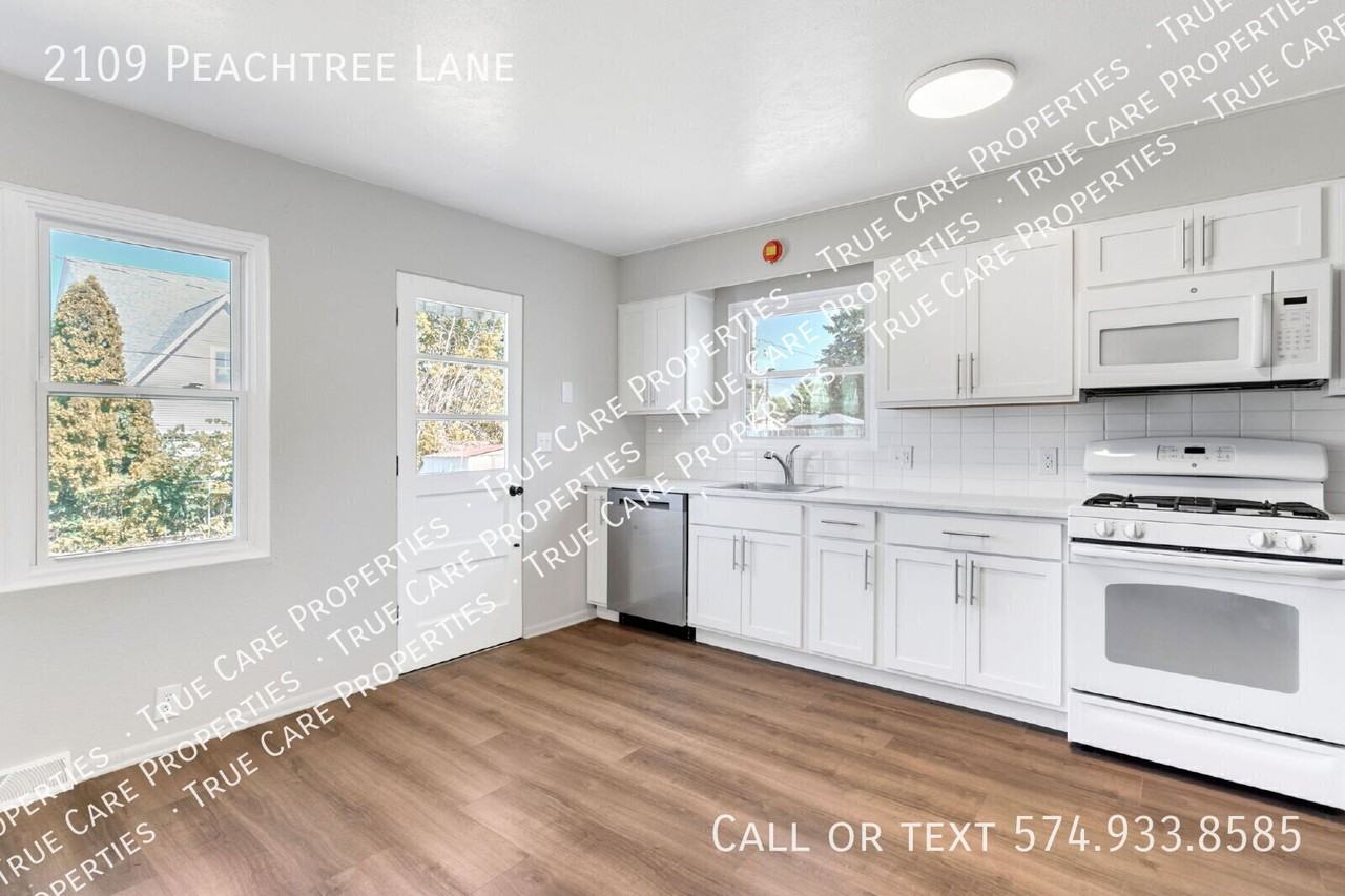 2109 Peachtree Ln - Photo 4 of 35