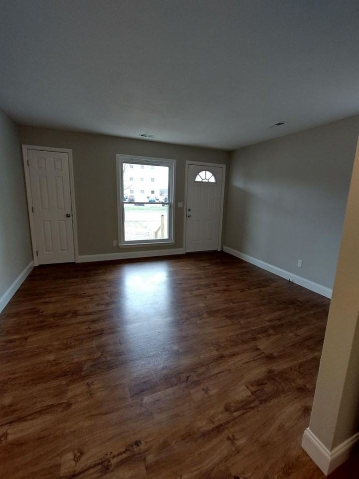 5904 Graston Ave - Photo 3 of 10