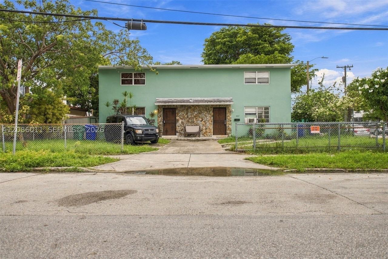 882 Nw 2nd St - Photo 2 of 26