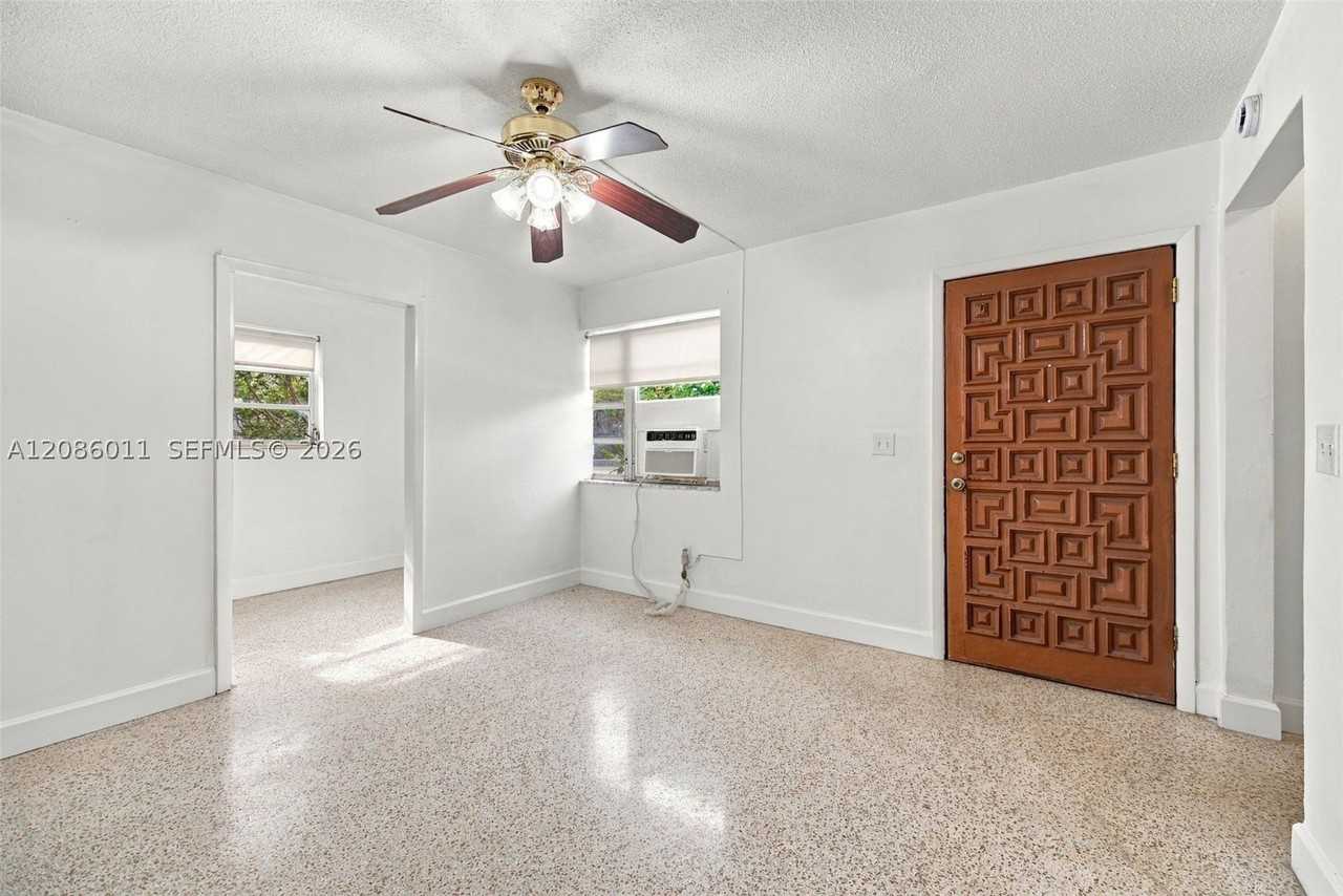 882 Nw 2nd St - Photo 3 of 26