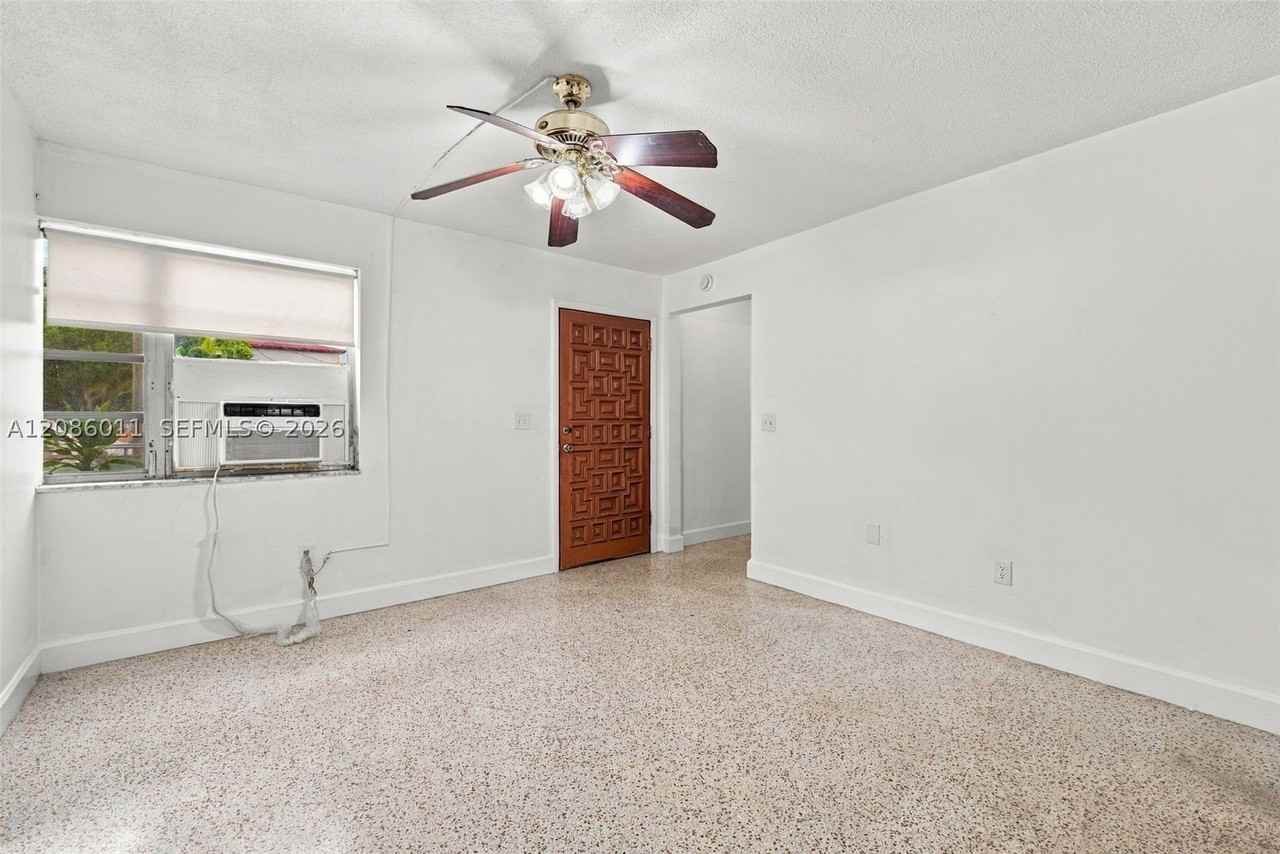 882 Nw 2nd St - Photo 4 of 26