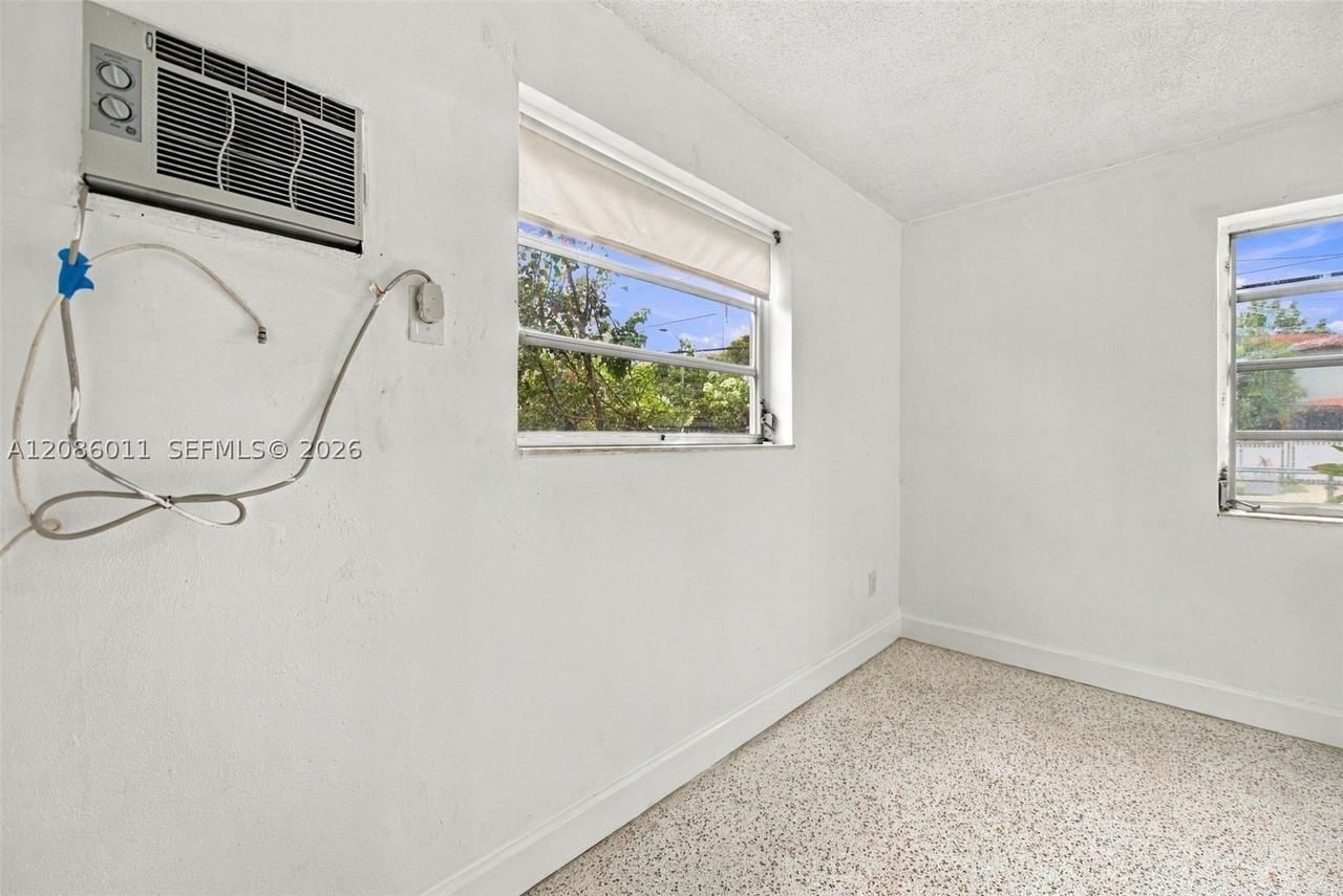 882 Nw 2nd St - Photo 6 of 26