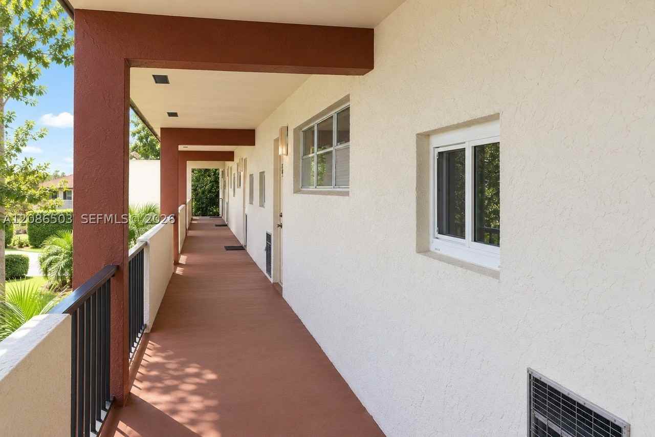 400 S Hollybrook Dr #306 - Photo 6 of 31