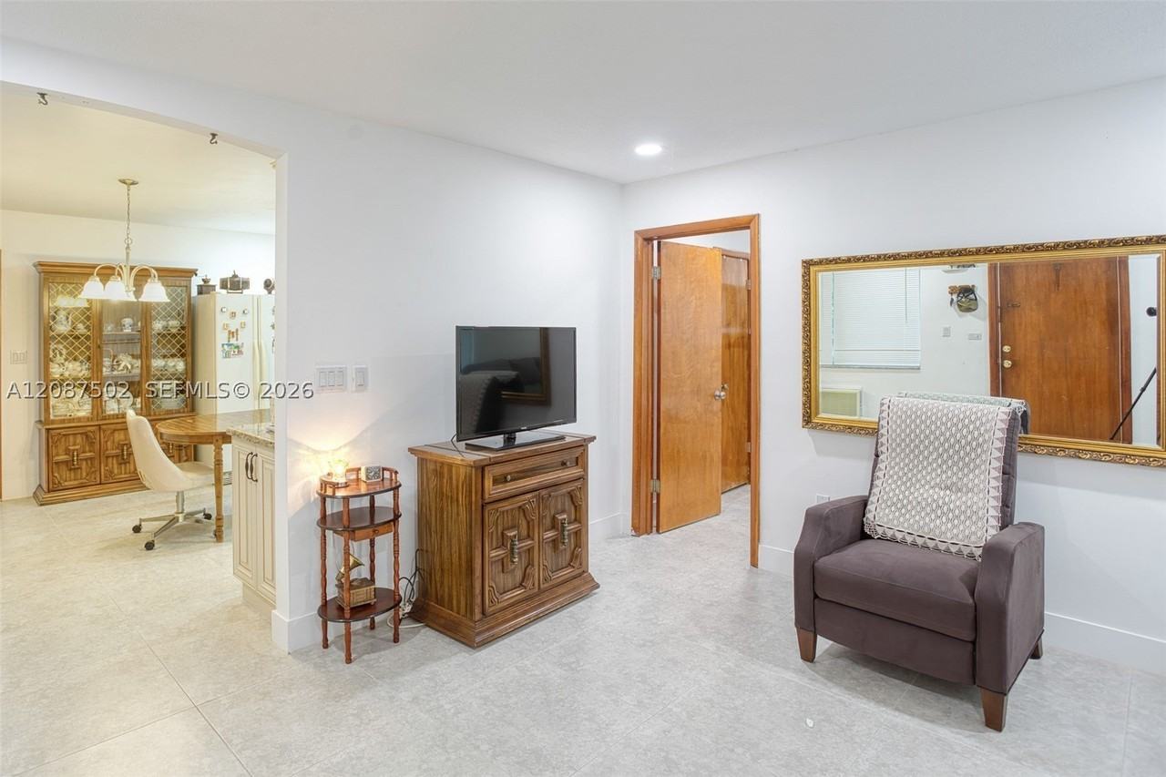 221 Ne 1st Ter #1 - Photo 3 of 16