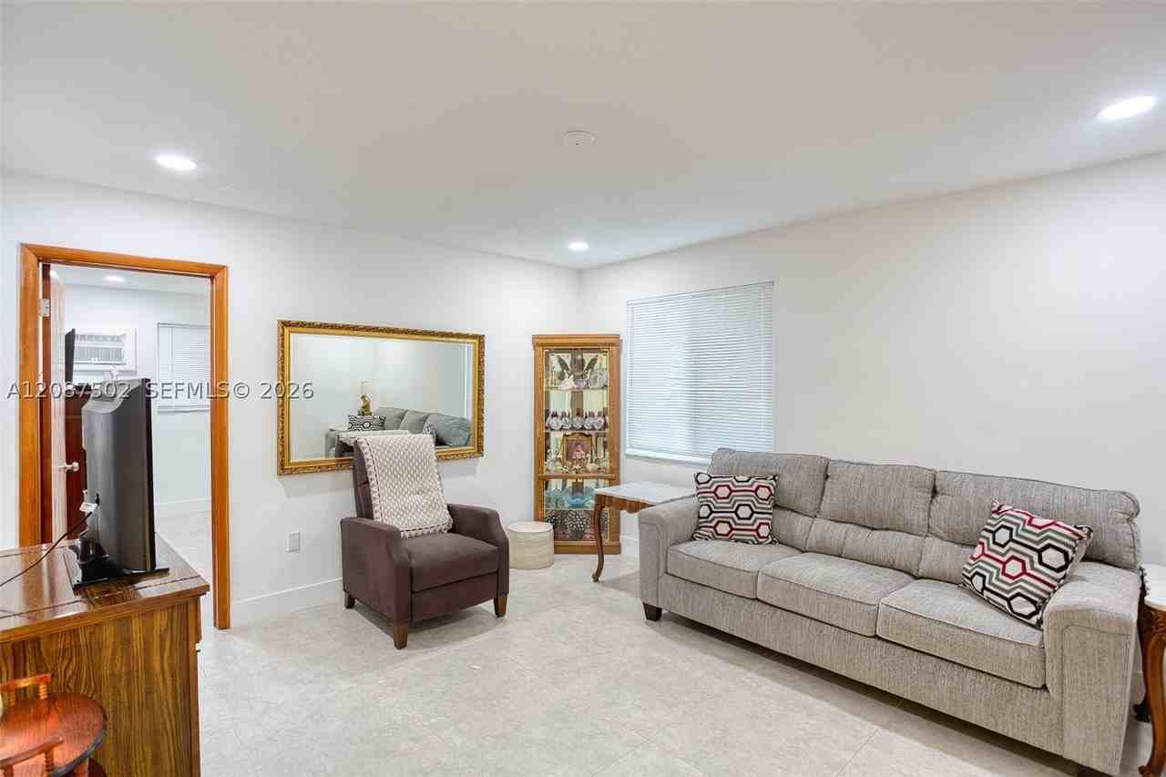 221 Ne 1st Ter #1 - Photo 7 of 16