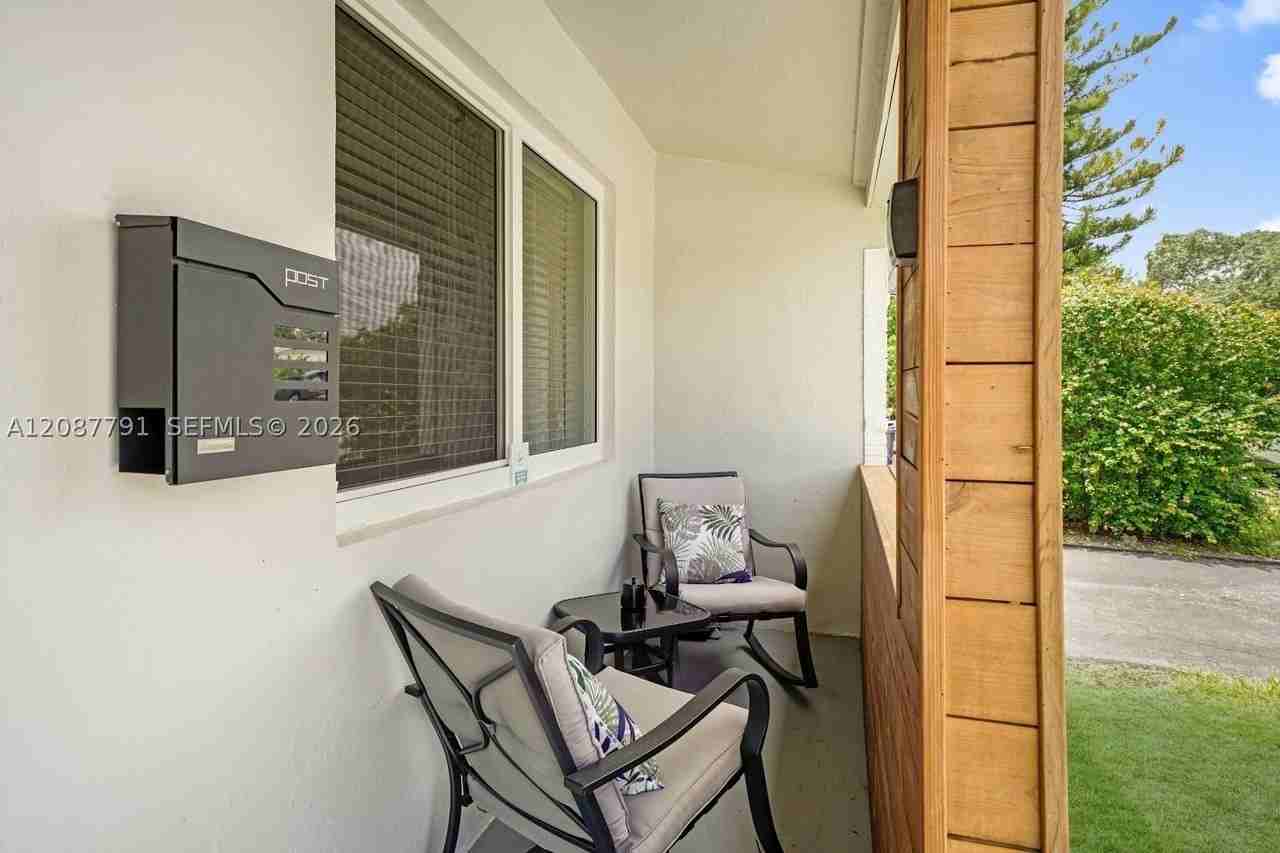 2852 Washington St - Photo 3 of 21