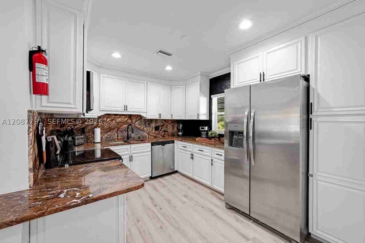 2852 Washington St - Photo 7 of 21