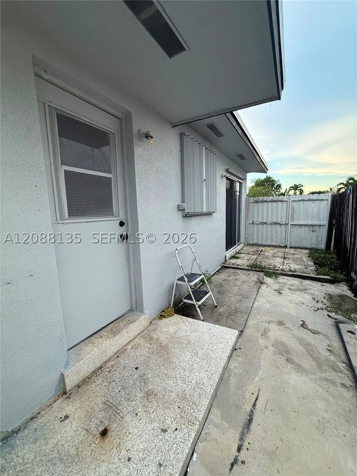 5709 Sw 36th Ct #0 - Photo 4 of 17