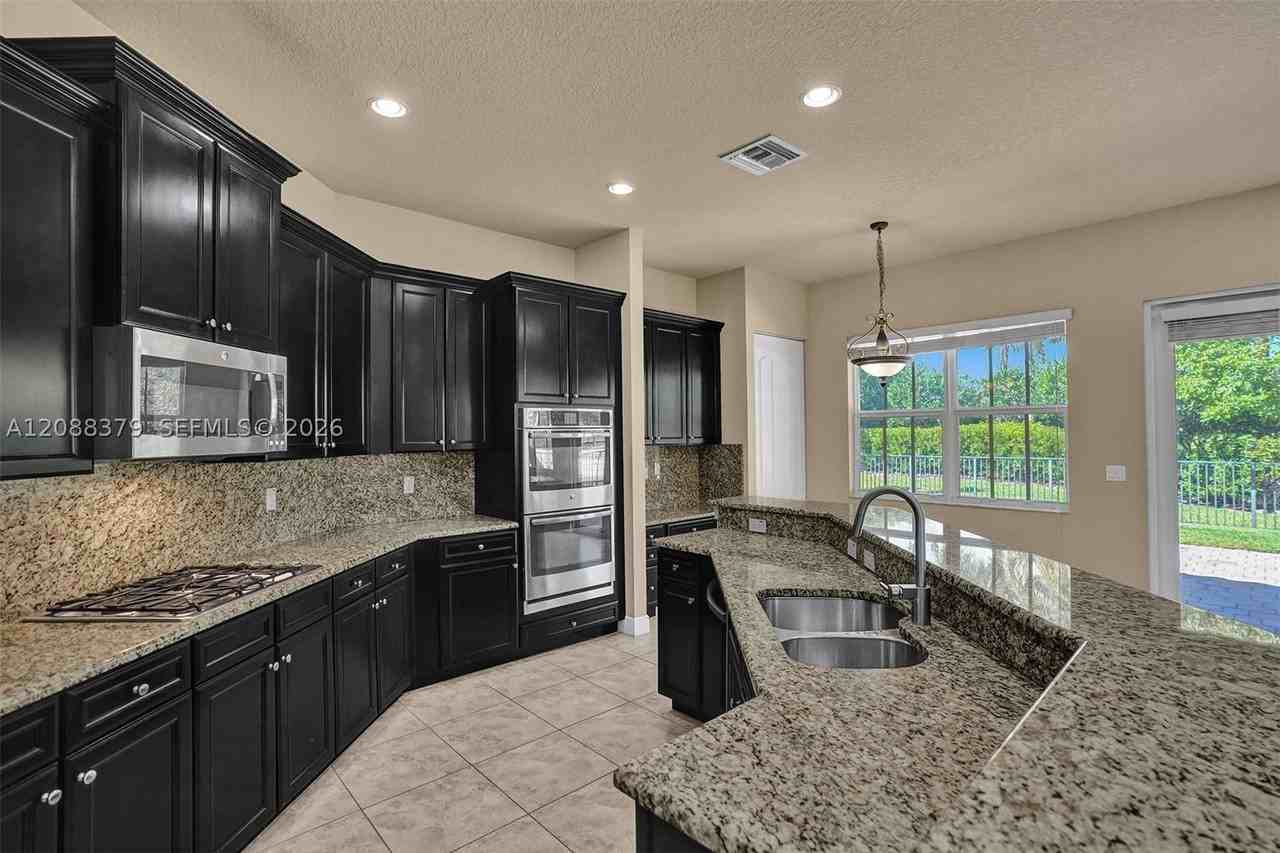 10398 Waterside Ct - Photo 5 of 50