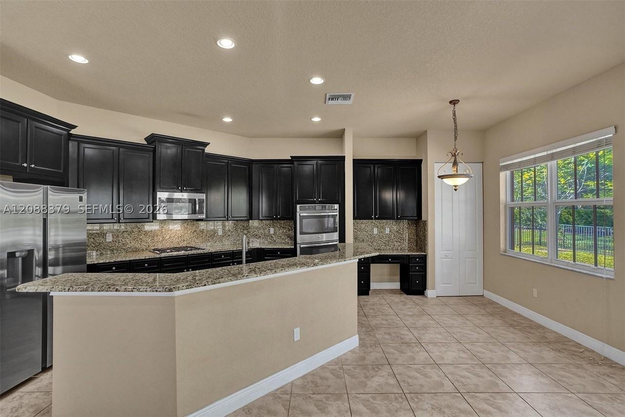 10398 Waterside Ct - Photo 6 of 50