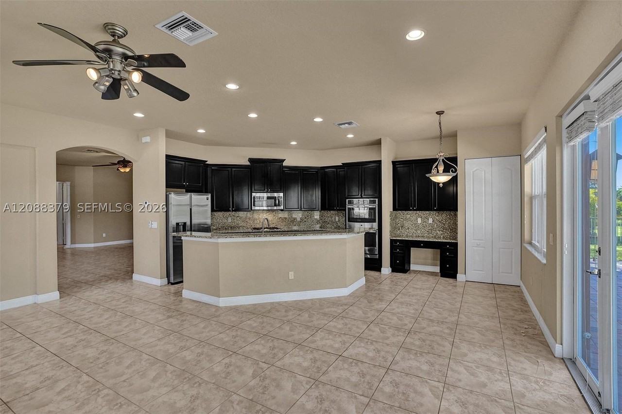 10398 Waterside Ct - Photo 7 of 50