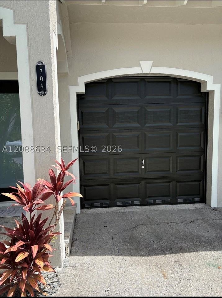 704 Sw 4th Ave #704 - Photo 3 of 23