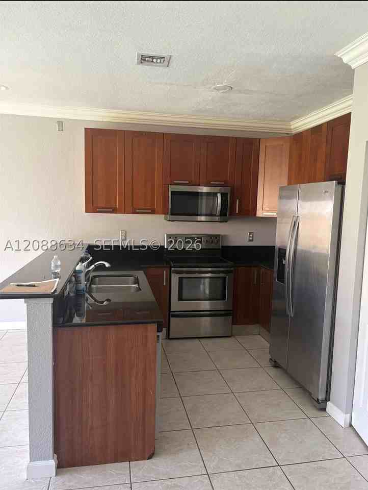 704 Sw 4th Ave #704 - Photo 4 of 23