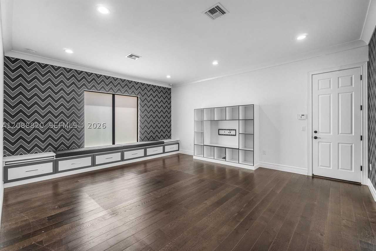 9747 Vitrail Ln - Photo 7 of 50