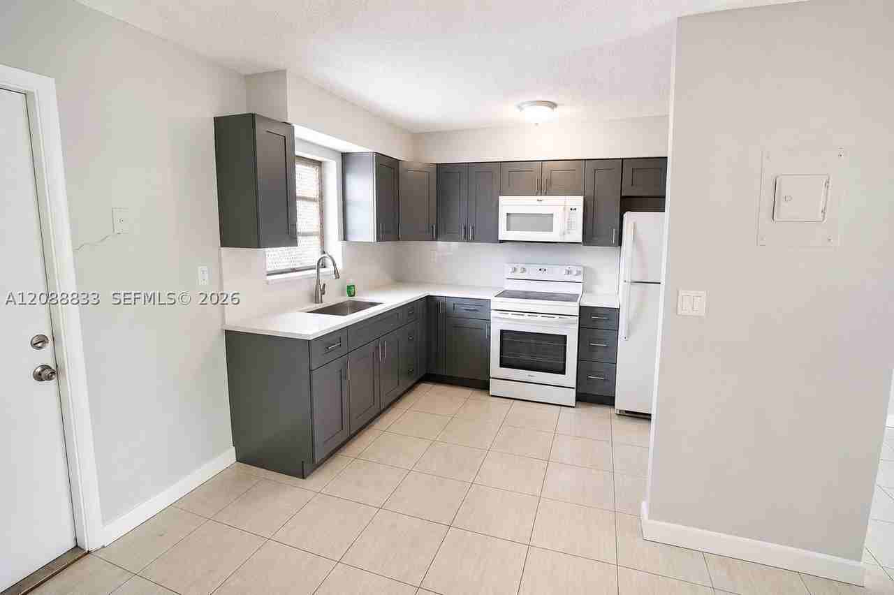 202 Sw 27th Ter #202 - Photo 2 of 9