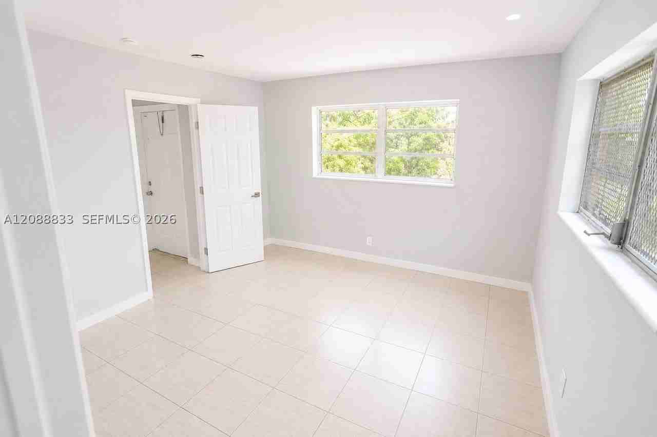 202 Sw 27th Ter #202 - Photo 5 of 9