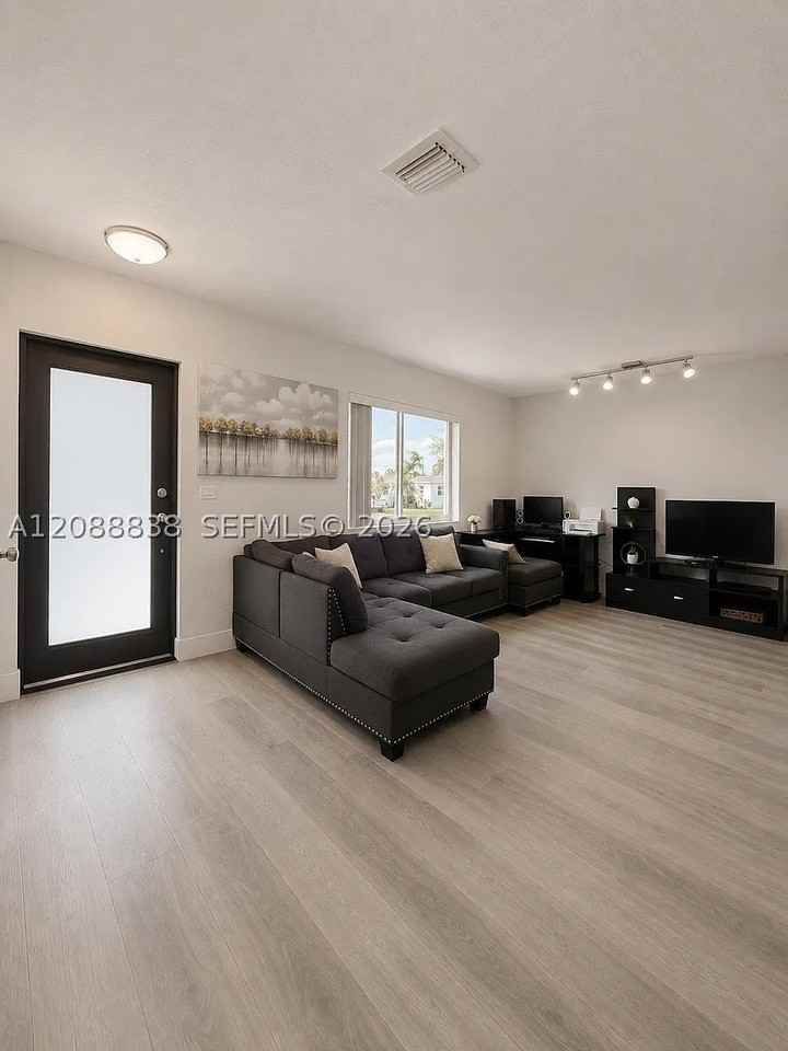 8260 Sw 27th Ter - Photo 2 of 13