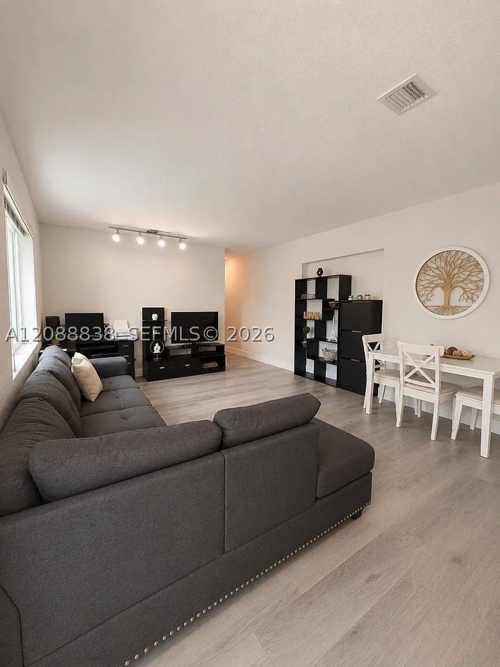 8260 Sw 27th Ter - Photo 3 of 13