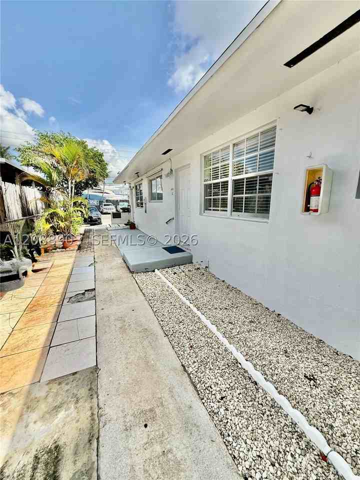 3050 Nw 20th St #2 - Photo 3 of 12
