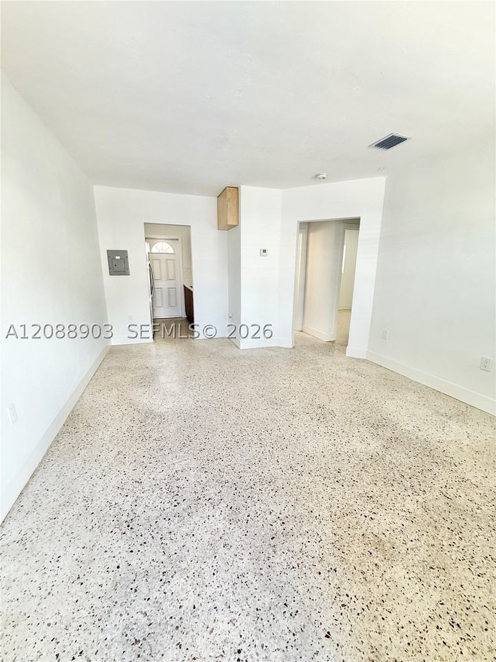 3050 Nw 20th St #2 - Photo 4 of 12