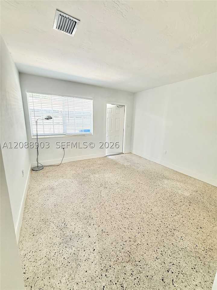 3050 Nw 20th St #2 - Photo 5 of 12