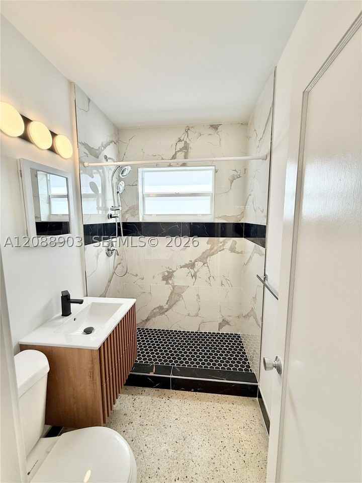 3050 Nw 20th St #2 - Photo 6 of 12