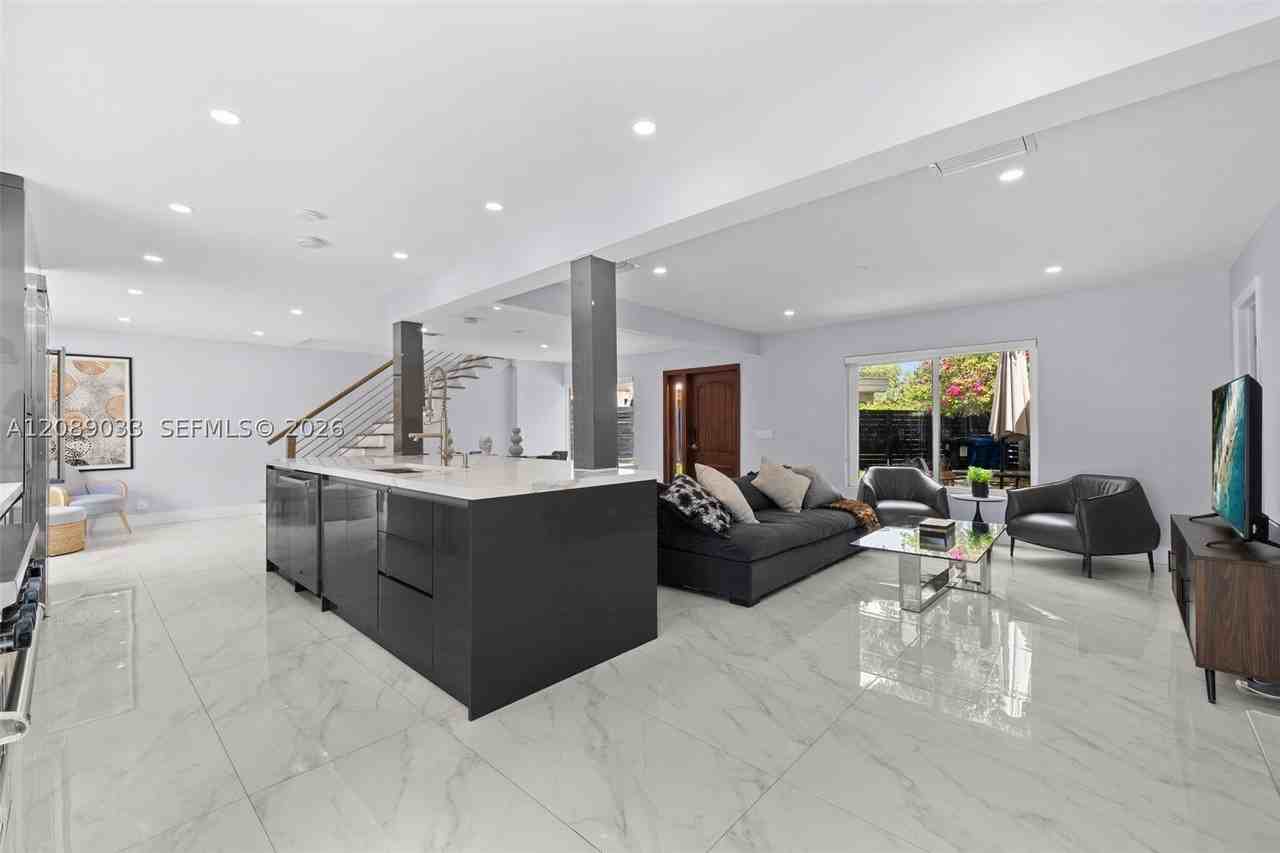 1617 Sw 17th Ave - Photo 5 of 41