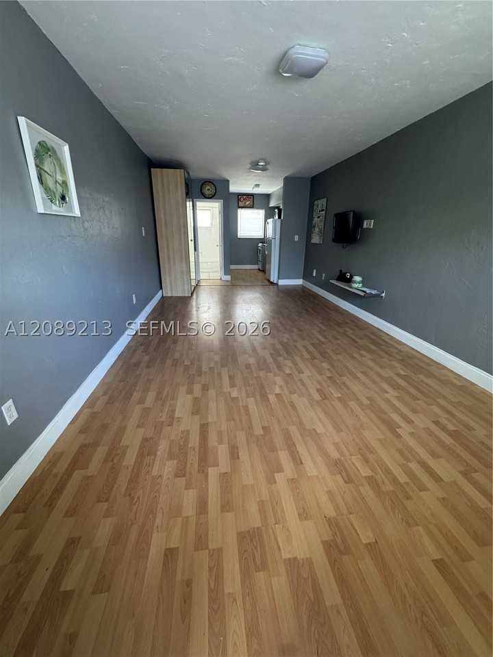 1611 West Ave #10 - Photo 2 of 8
