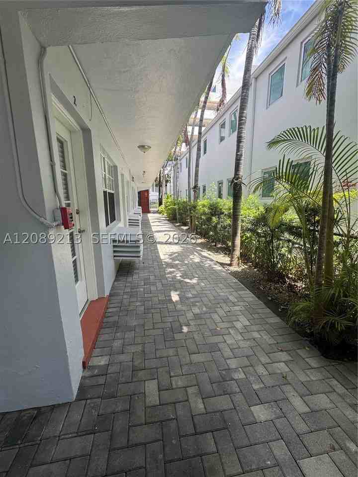 1611 West Ave #10 - Photo 5 of 8