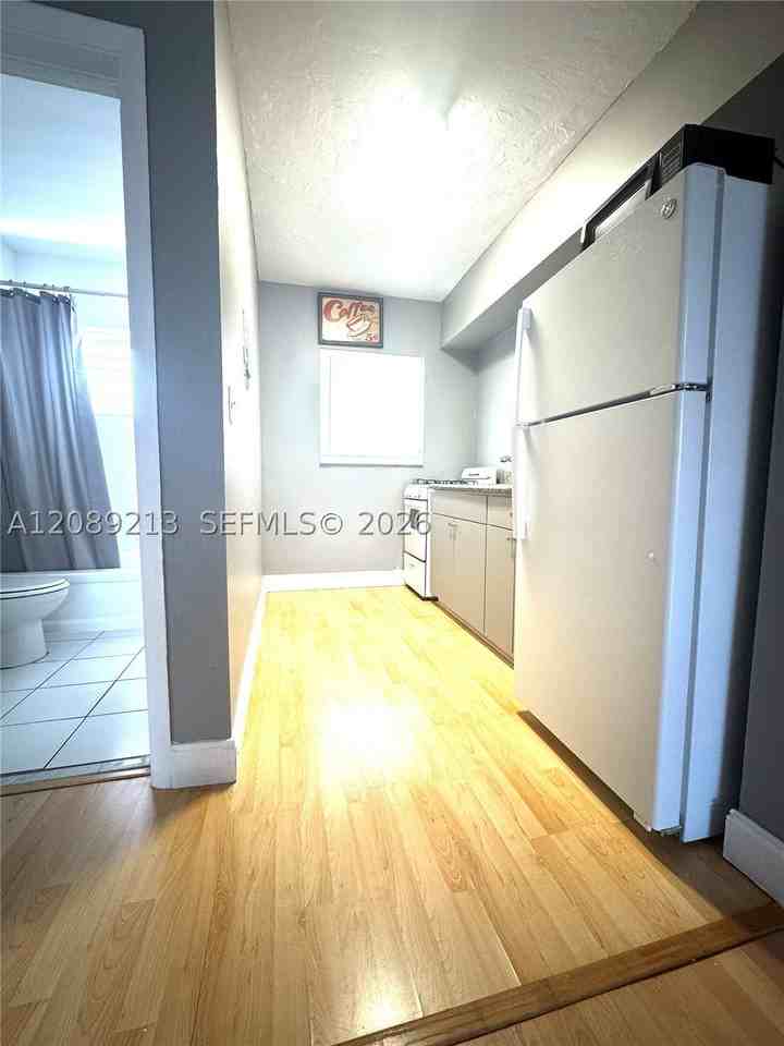 1611 West Ave #10 - Photo 6 of 8