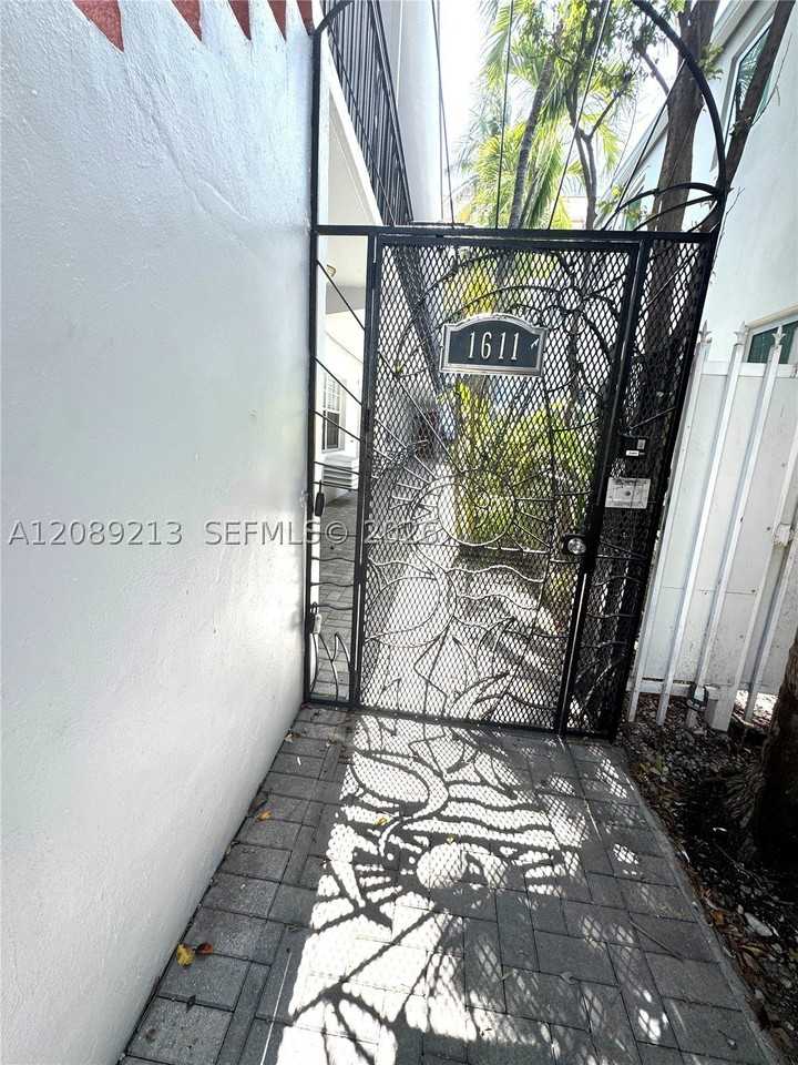 1611 West Ave #10 - Photo 7 of 8