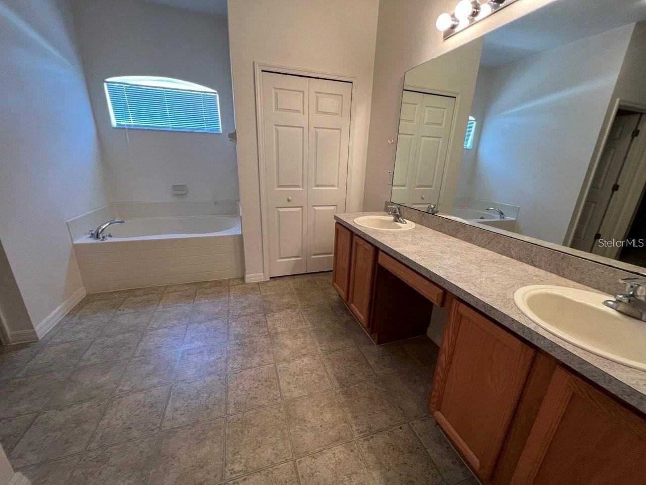134 Ryberry Dr - Photo 4 of 6