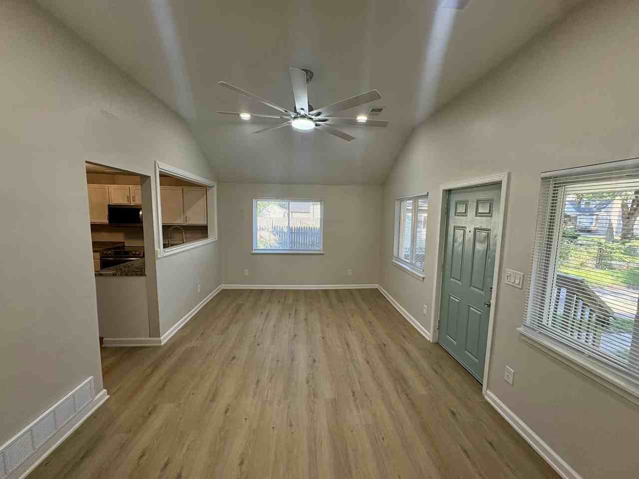 1140 East Elza Avenue - Photo 2 of 11