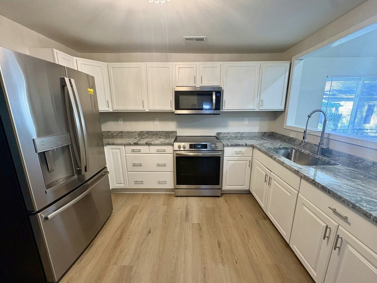 1140 East Elza Avenue - Photo 3 of 11