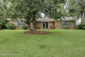 featured image of 9 Treeway Dr