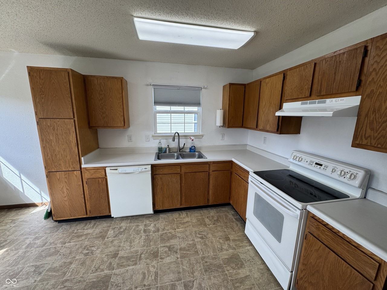 6345 Colonnade Ct - Photo 6 of 28